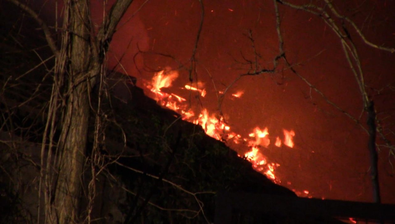 Incendio a Castellanza, brucia un capannone
