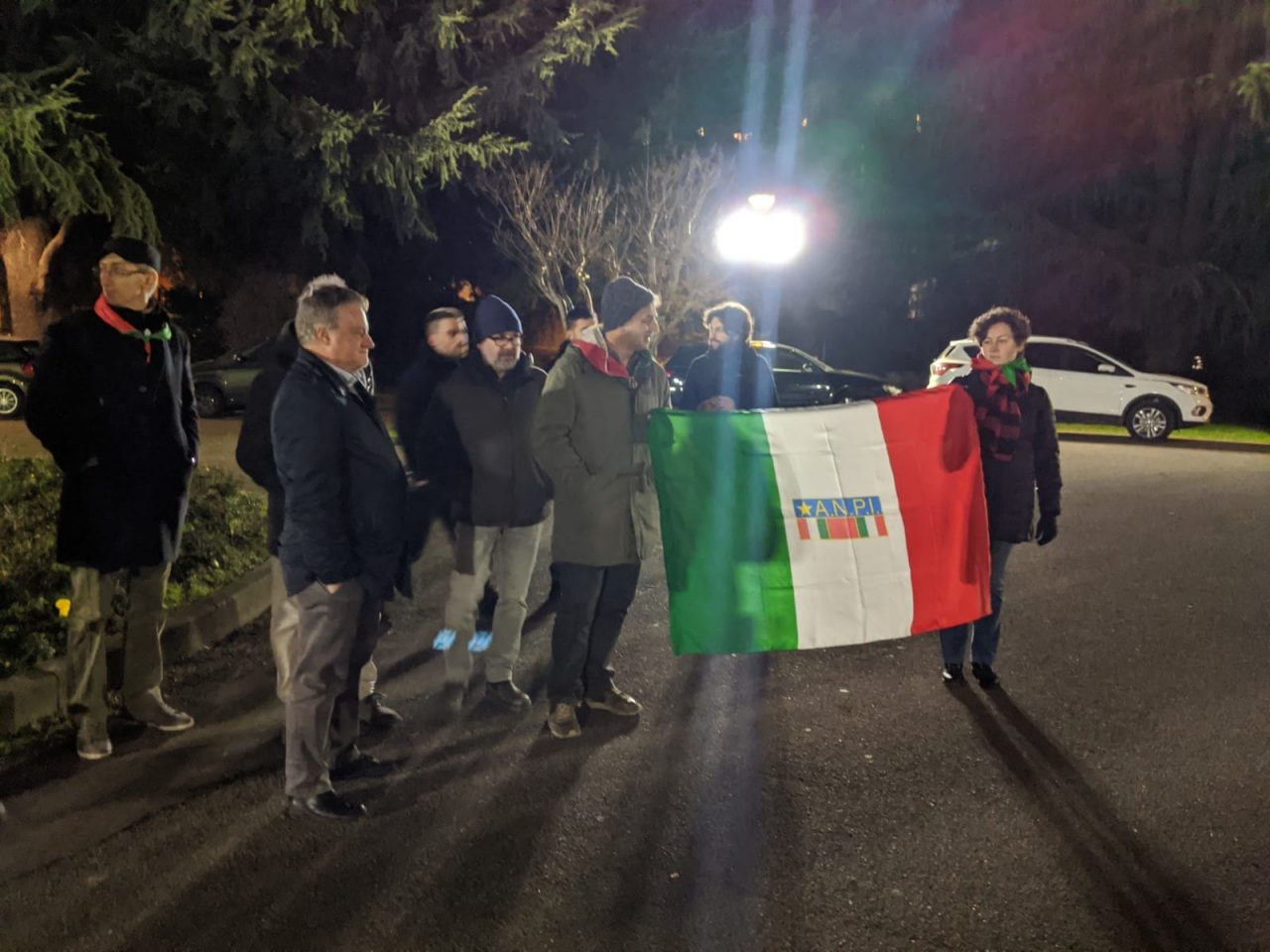 Protesta Anpi fuori dall’incontro su “Ambiente e Servizi Sociali” patrocinato dal Comune: dentro c’è Lattuada