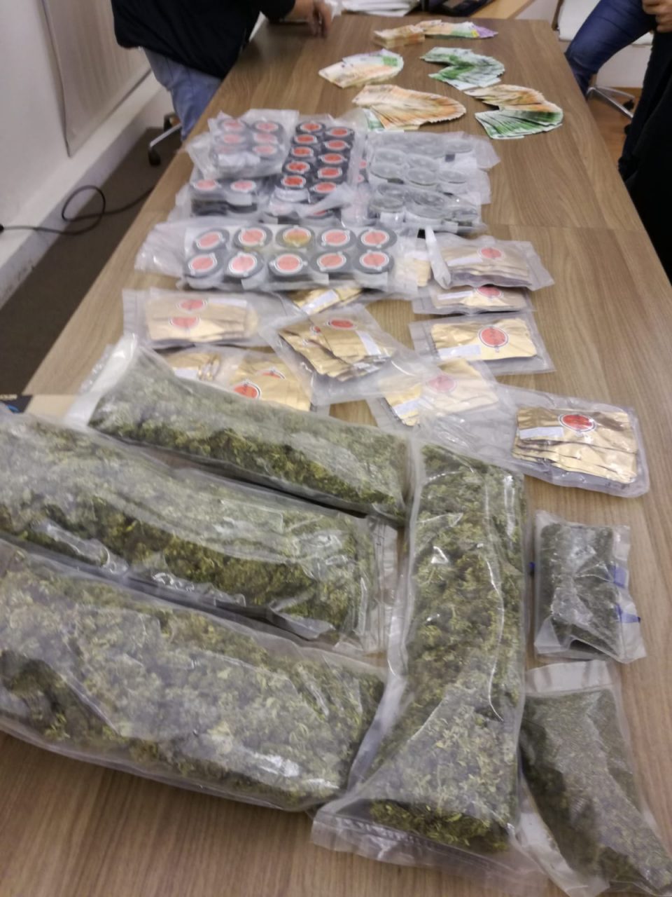 Dalla cannabis light a quella illegale nell’azienda di Rovello: arrestato 44enne