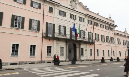 Saluto romano degli sposi dal balcone del Comune: è un caso un matrimonio a Varese