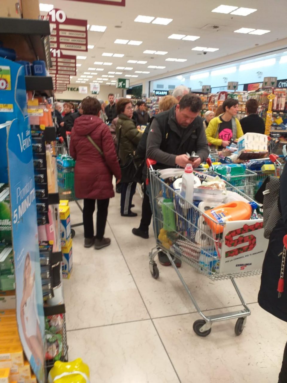 Psicosi da coronavirus: assalto ai supermercati FOTO