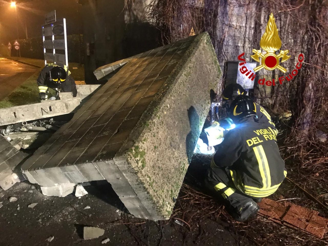 Camion contro un muro a Caronno Pertusella causa una fuga di gas, poi fugge