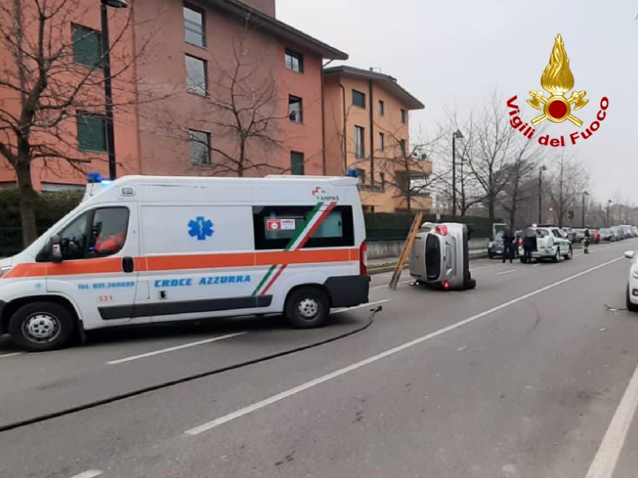 Auto ribaltata in via Manzoni a Caronno Pertusella