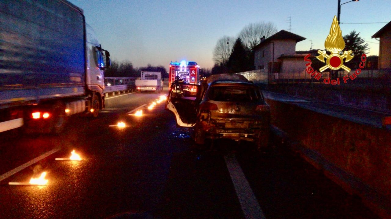 Incendio in autostrada, auto in fiamme tra Gallarate e Cavaria