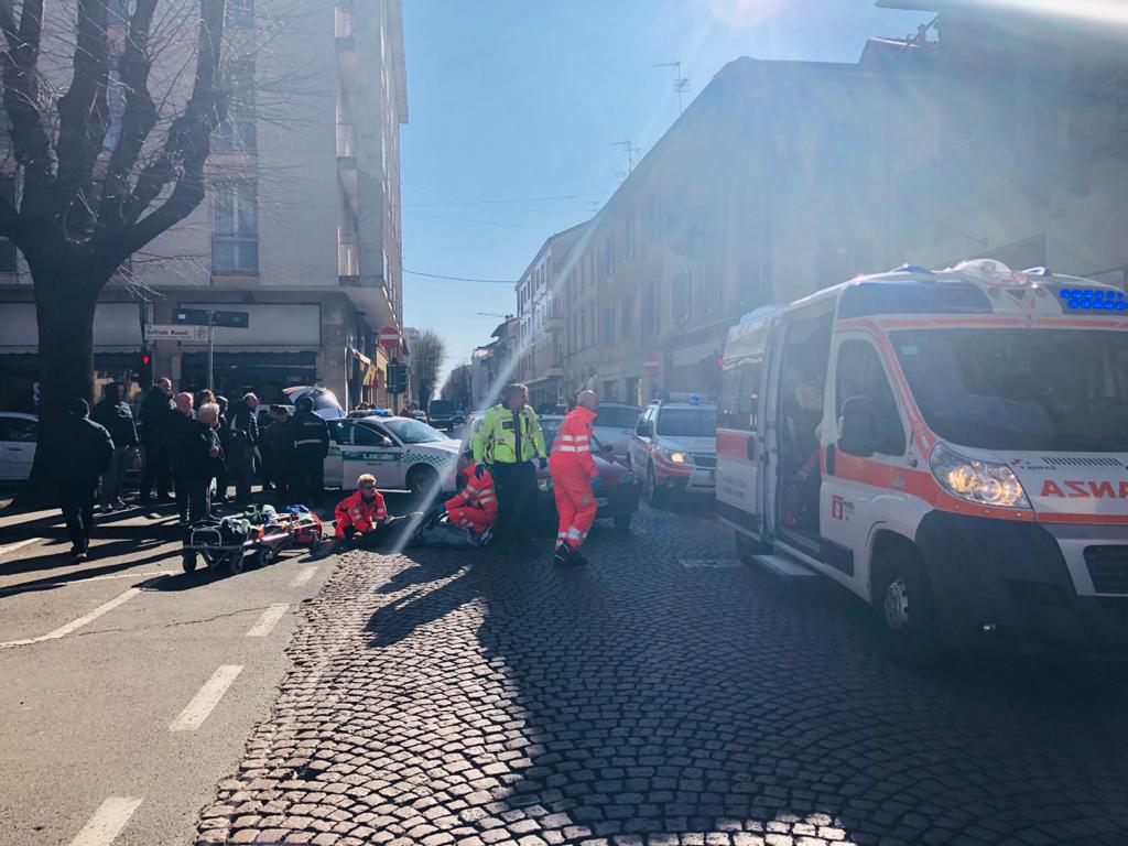 Padre e figlia investiti in pieno centro – FOTO