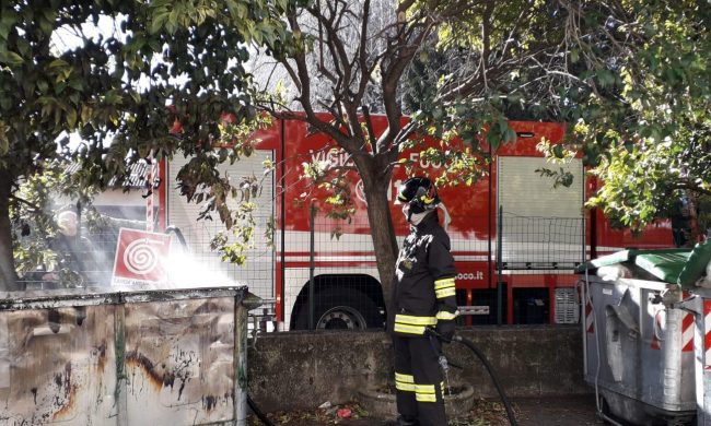 Fiamme a Lomazzo prende fuoco un cassonetto