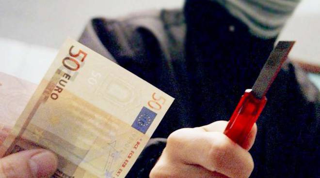 Armati di taglierino tentano di rapinare un supermarket a Cairate: arrestati