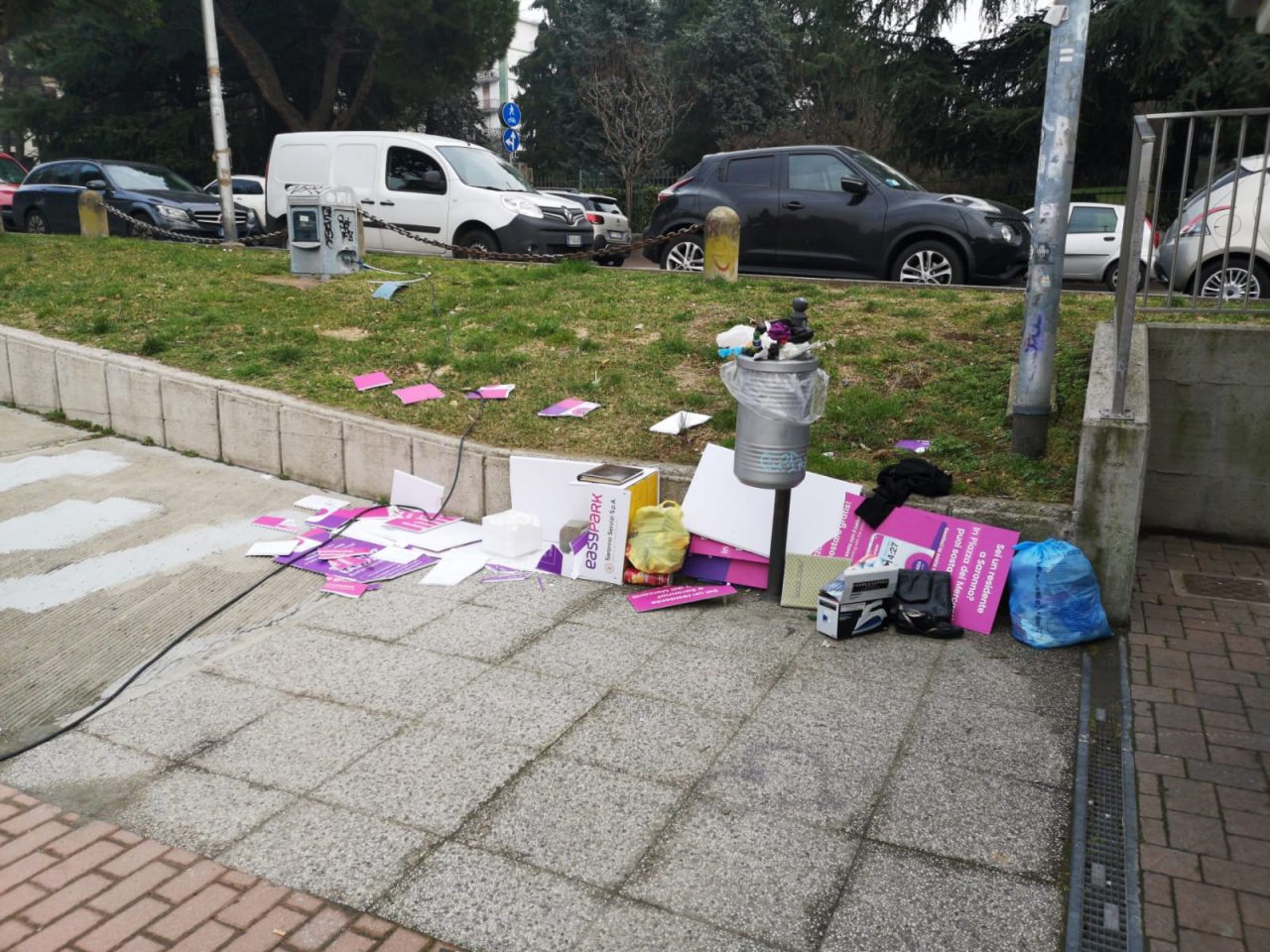 Raid vandalico: distrette le colonnine e i totem FOTO