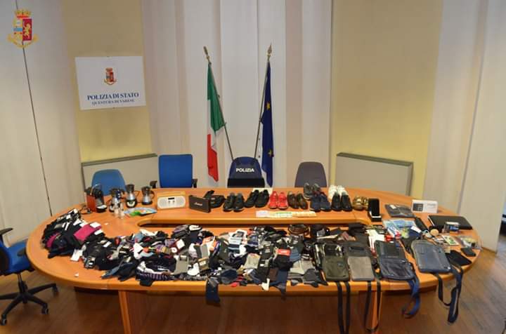 Furto di scarpe: in casa un deposito di merce rubata