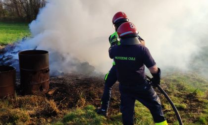 Brucia le sterpaglie, fumo e fiamme  a Tradate - FOTO