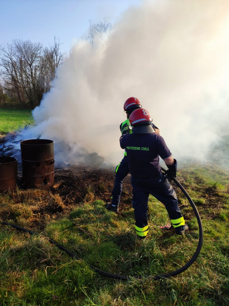 Brucia le sterpaglie, fumo e fiamme  a Tradate – FOTO