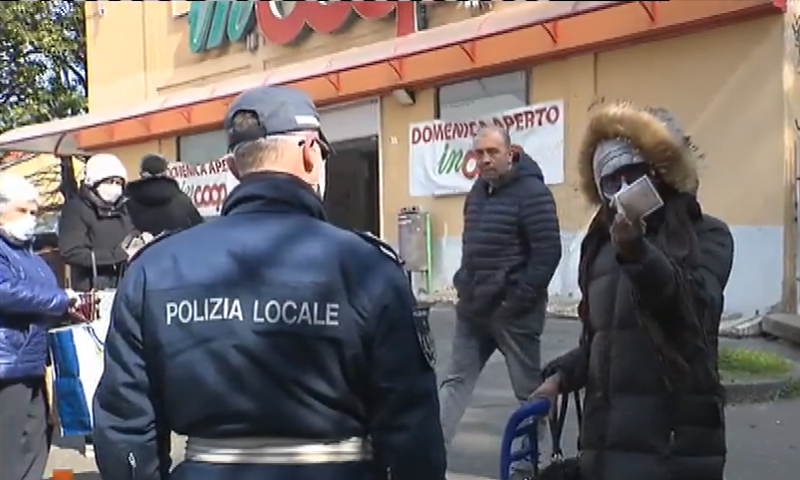 Carte d’identità alterne per fare la spesa, così a Cerro si combattono le code