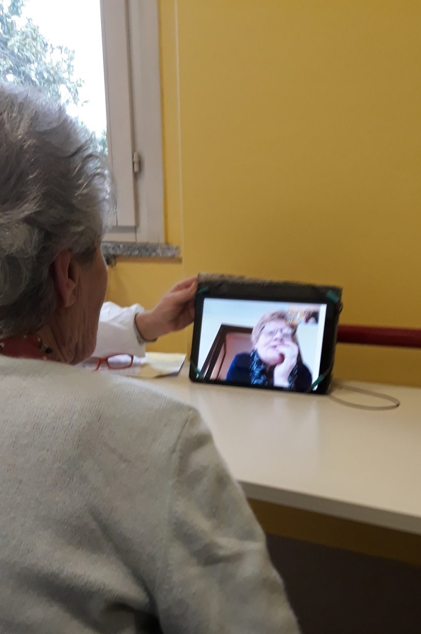 Corte Cova a Caronno Pertusella non si è soli con le videochiamate