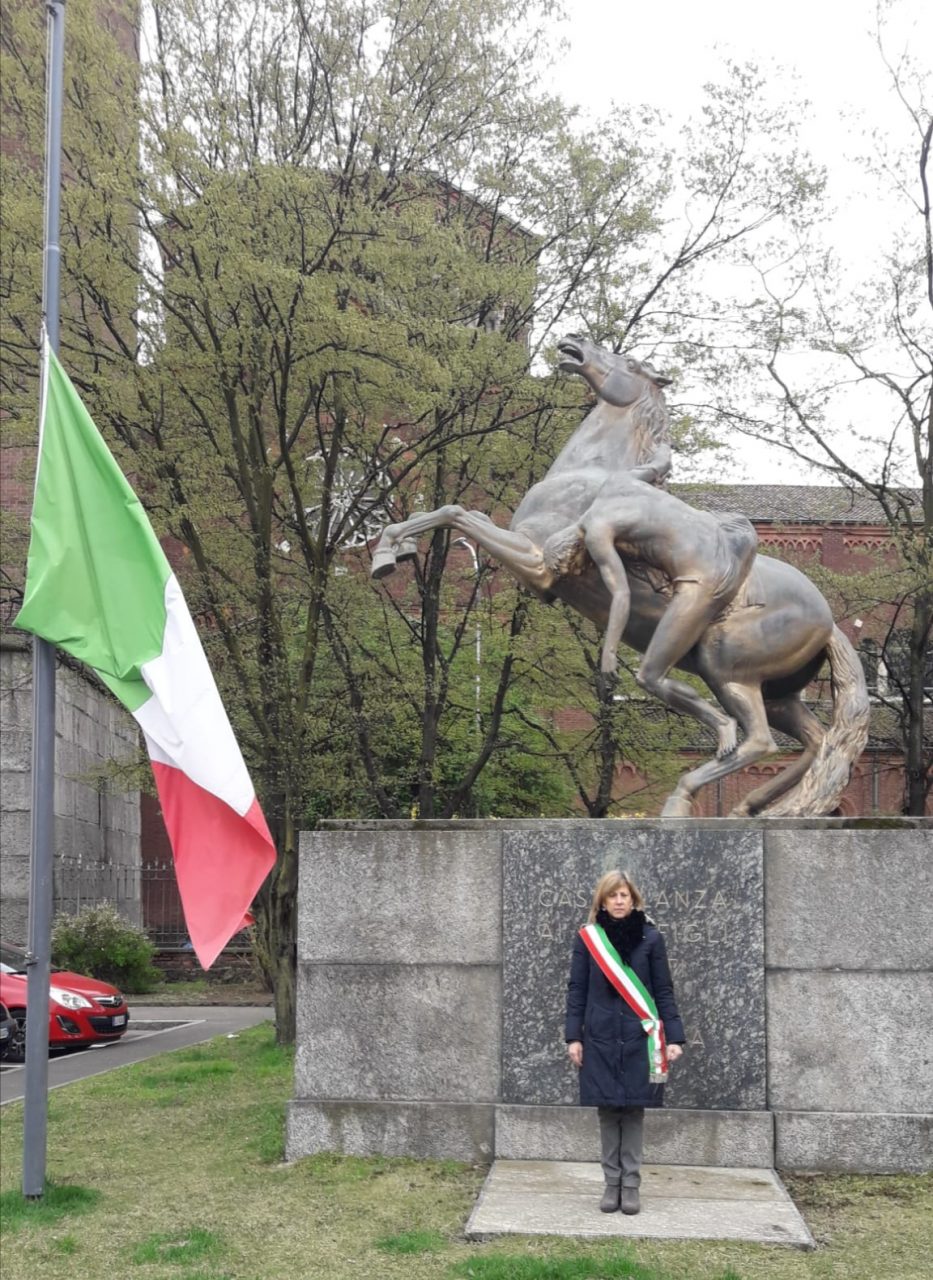 Bandiere a mezz’asta in Comune e un minuto di silenzio