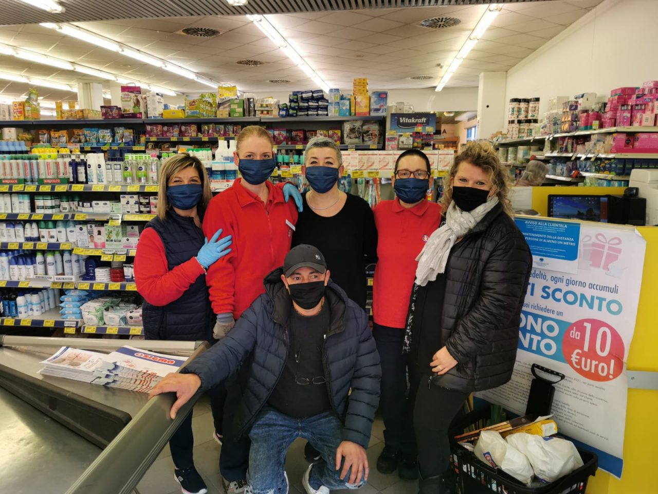 Mascherine gratis a Carabinieri, volontari e supermercati