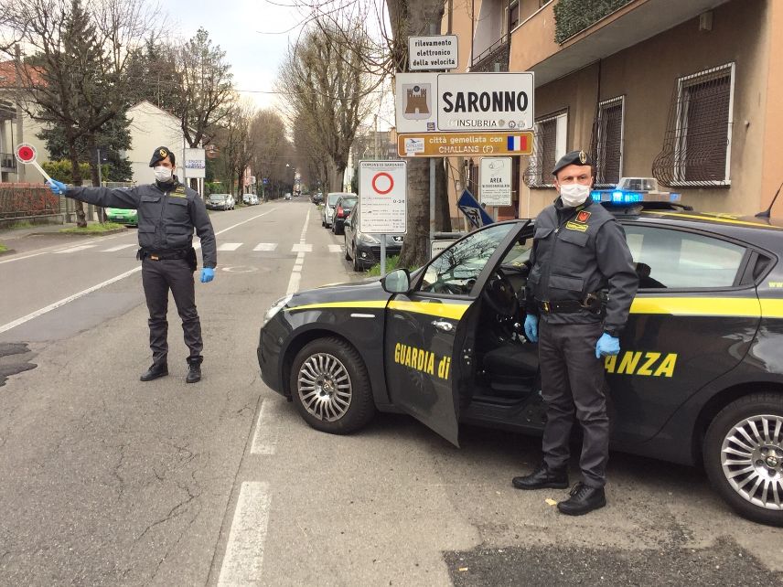 La Finanza chiude due negozi per assembramento di clienti