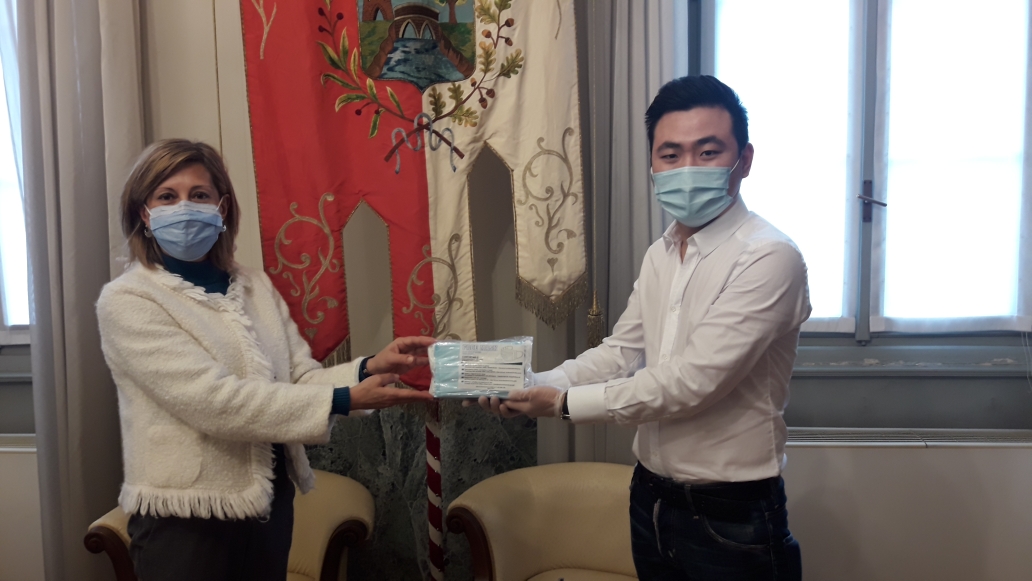 Donate dal Sushi Club di Castellanza mille mascherine arrivate dalla Cina