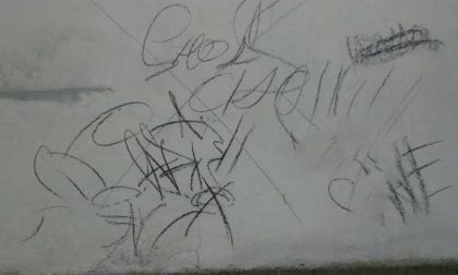 Bestemmie e graffiti sulla chiesa di Santa Maria