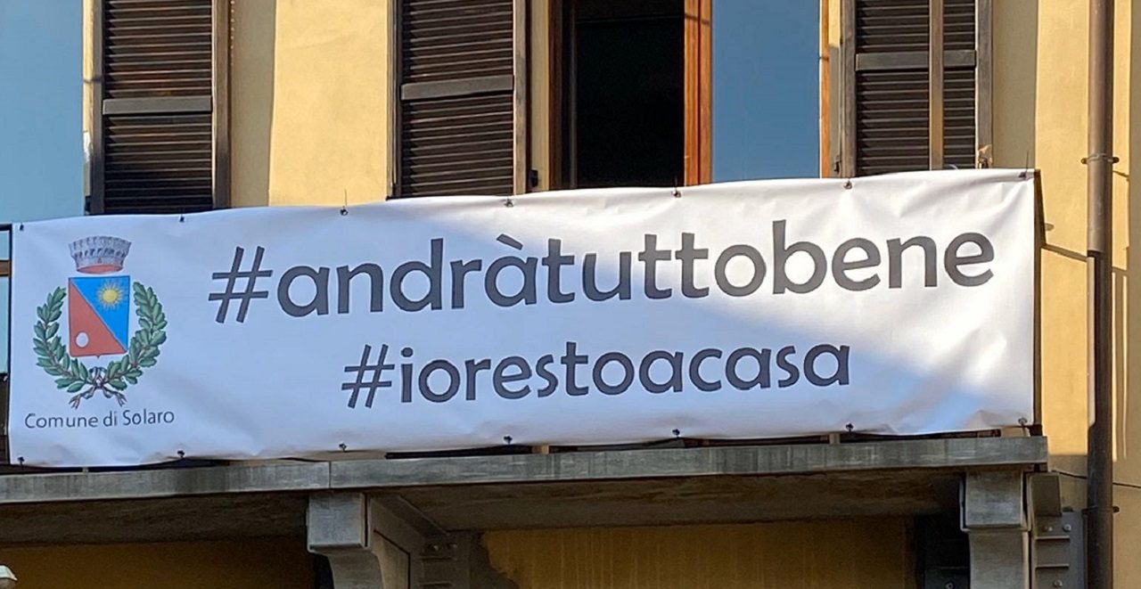 Solaro, striscione in Comune: #andràtuttobene