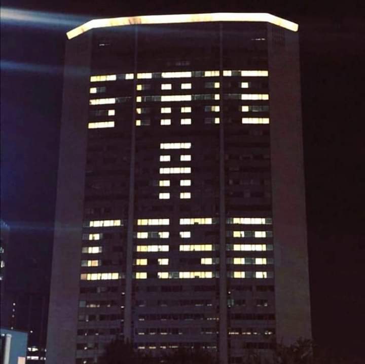 Messaggio nella notte sul Pirellone: “State a casa”