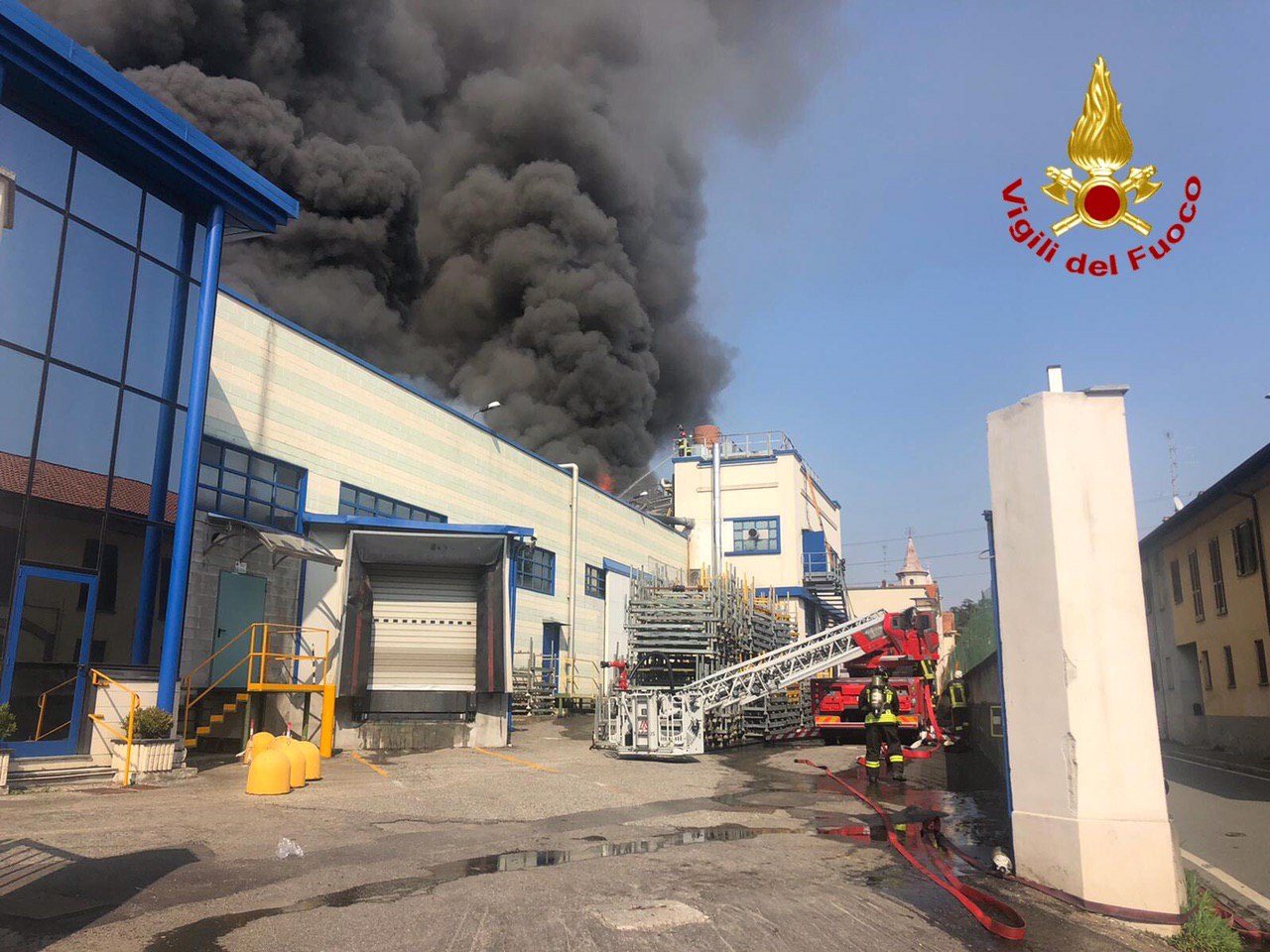 Gallarate, incendio in un’azienda di materie plastiche VIDEO