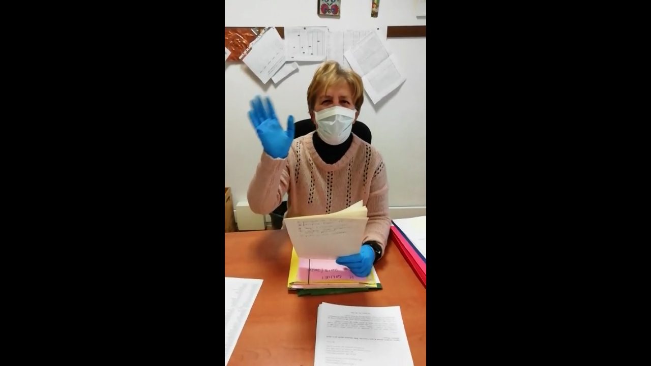 Tradate, il videomessaggio della preside ai ragazzi: “Dateci una mano, siete la forza di noi adulti”