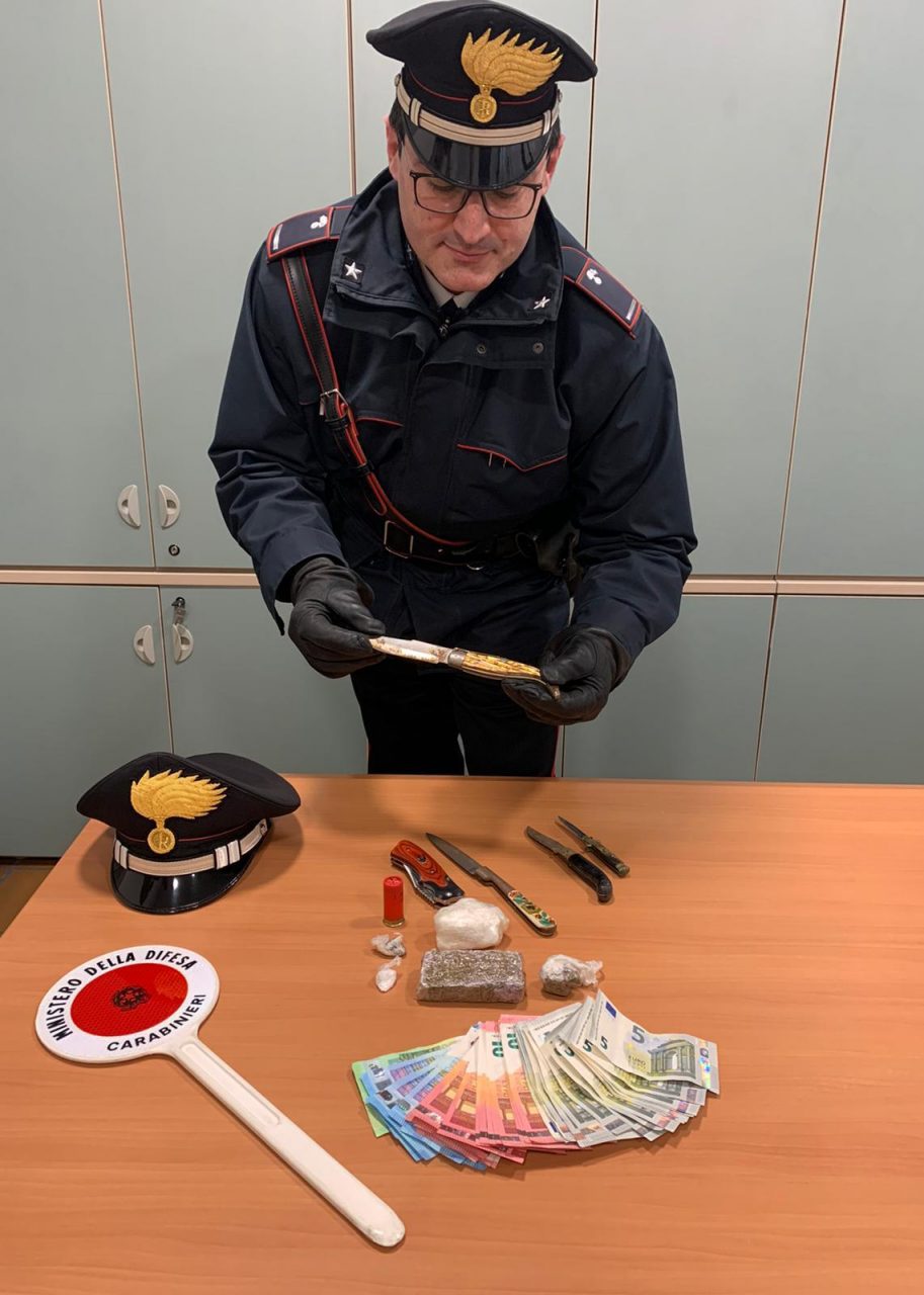 Droga e coltelli in auto: arrestati elettricista e giardiniere