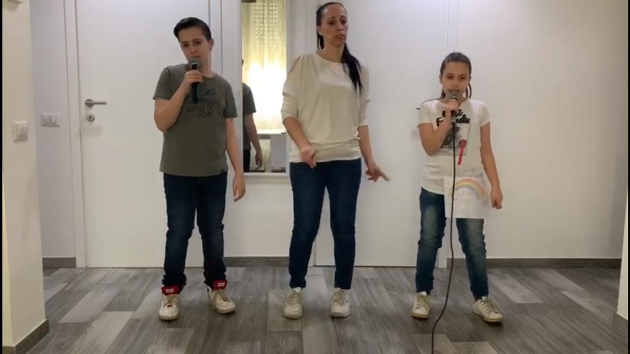 Coronavirus, si resta in casa cantando in famiglia VIDEO