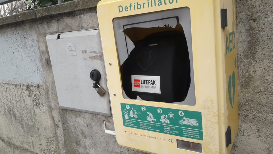 “Basta bravate contro i defibrillatori”