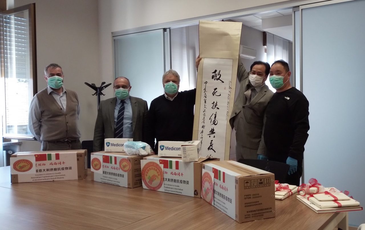Duemila mascherine monouso chirurgiche all’ospedale da commercianti e imprenditori cinesi