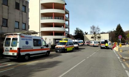 Ambulanze da Lomazzo e Como in coda al Ps di Merate