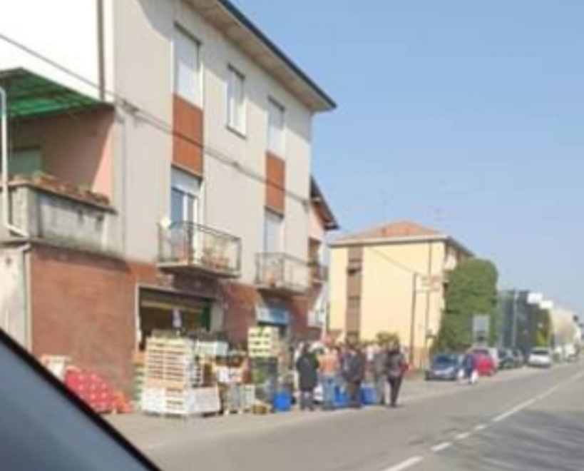 Ortofrutta chiuso: non rispetta le distanze tra i clienti