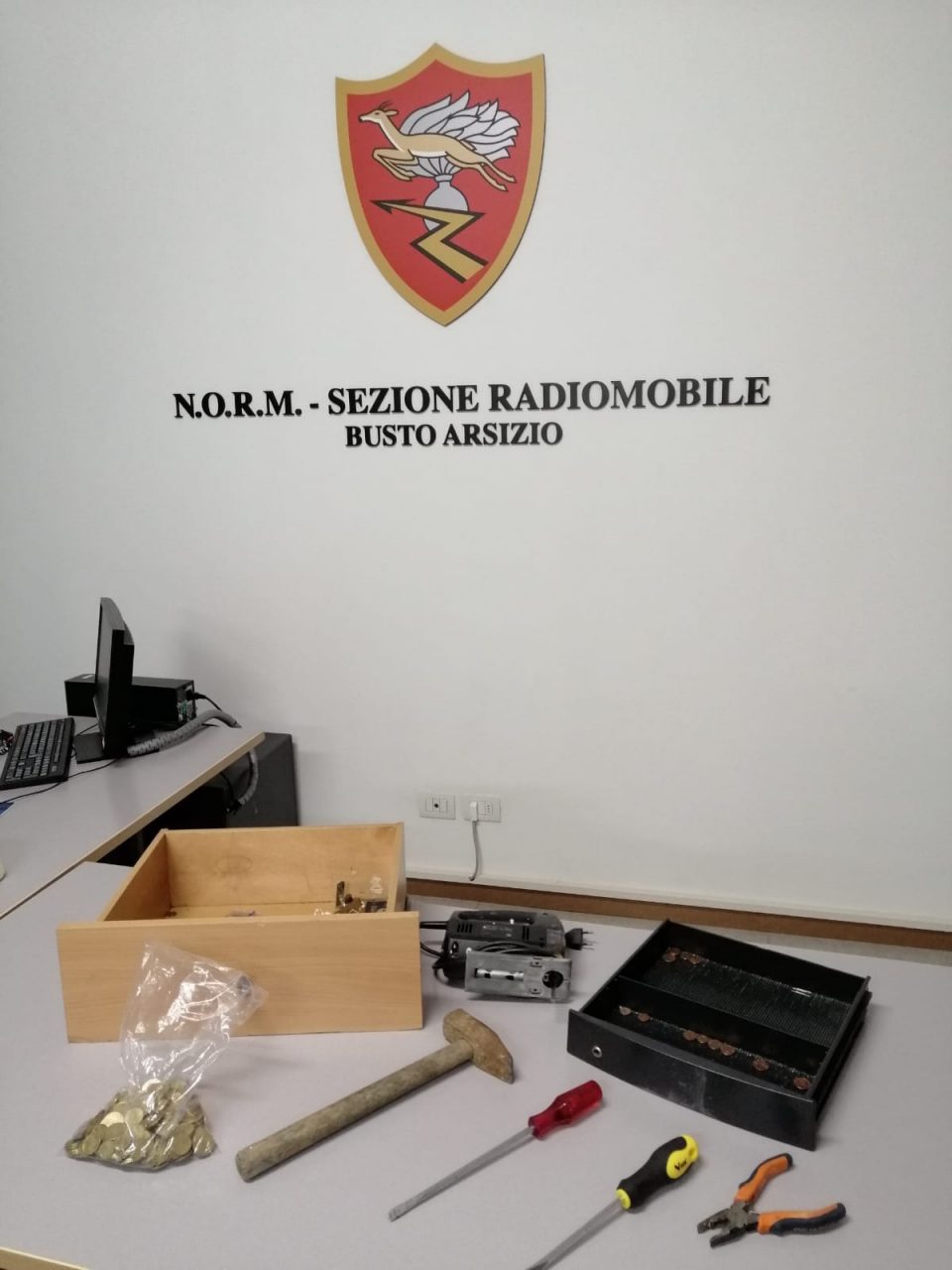 Ladro al centro sportivo, i carabinieri si nascondono per arrestarlo