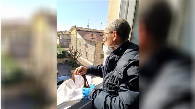 Luigi Caimi: il sindaco che ha trasformato il suo ufficio in una sartoria per mascherine