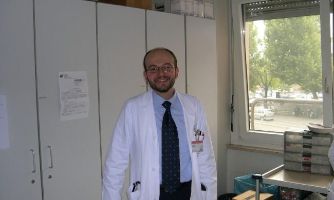 Sopra la tonaca, il camice da medico: don Stevenazzi torna in corsia contro il coronavirus