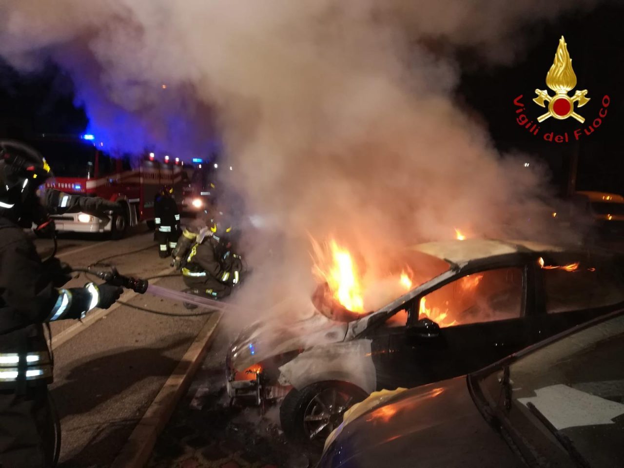 Sei auto in fiamme nella notte a Lomazzo