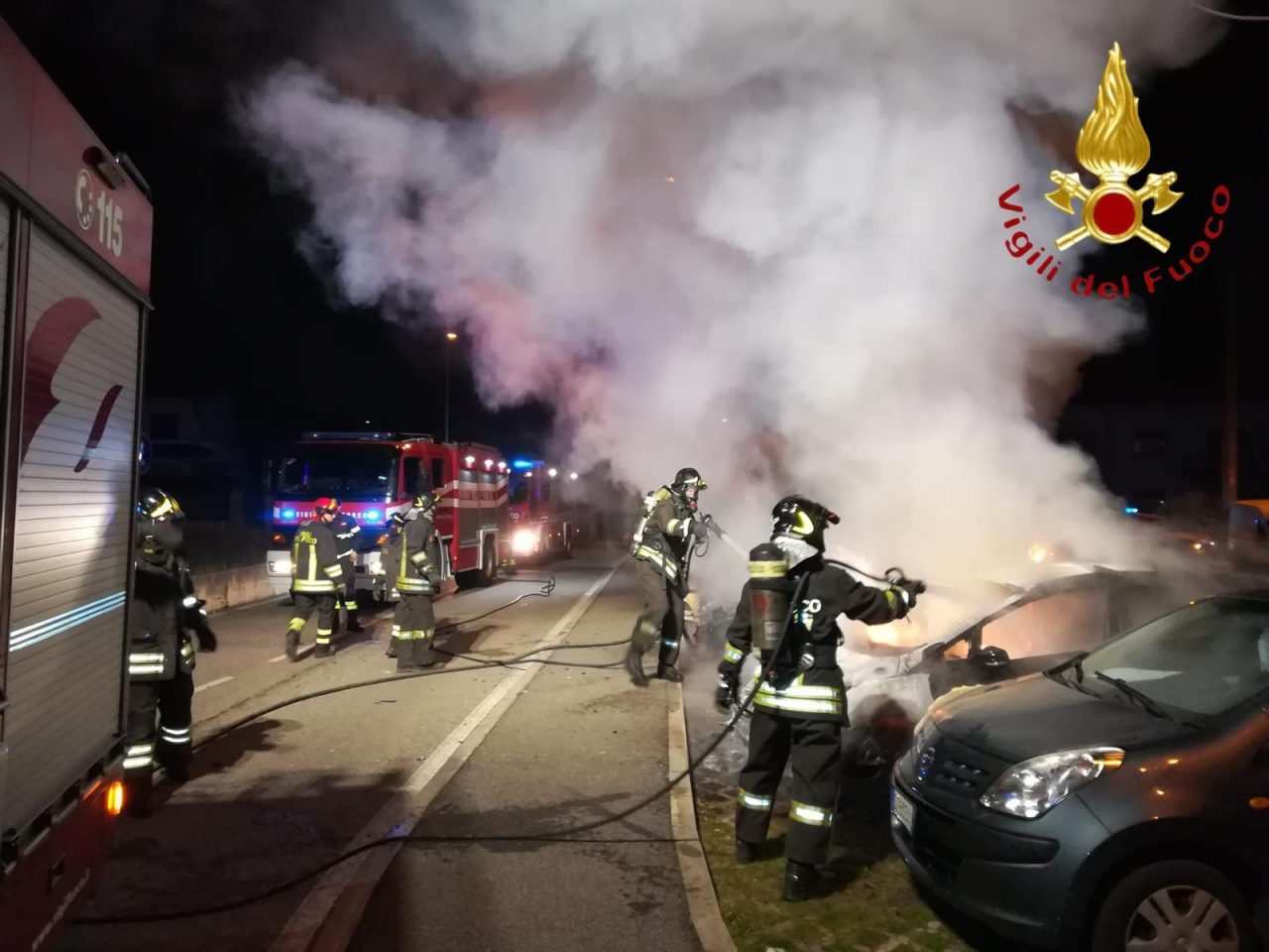 sei auto in fiamme a lomazzo