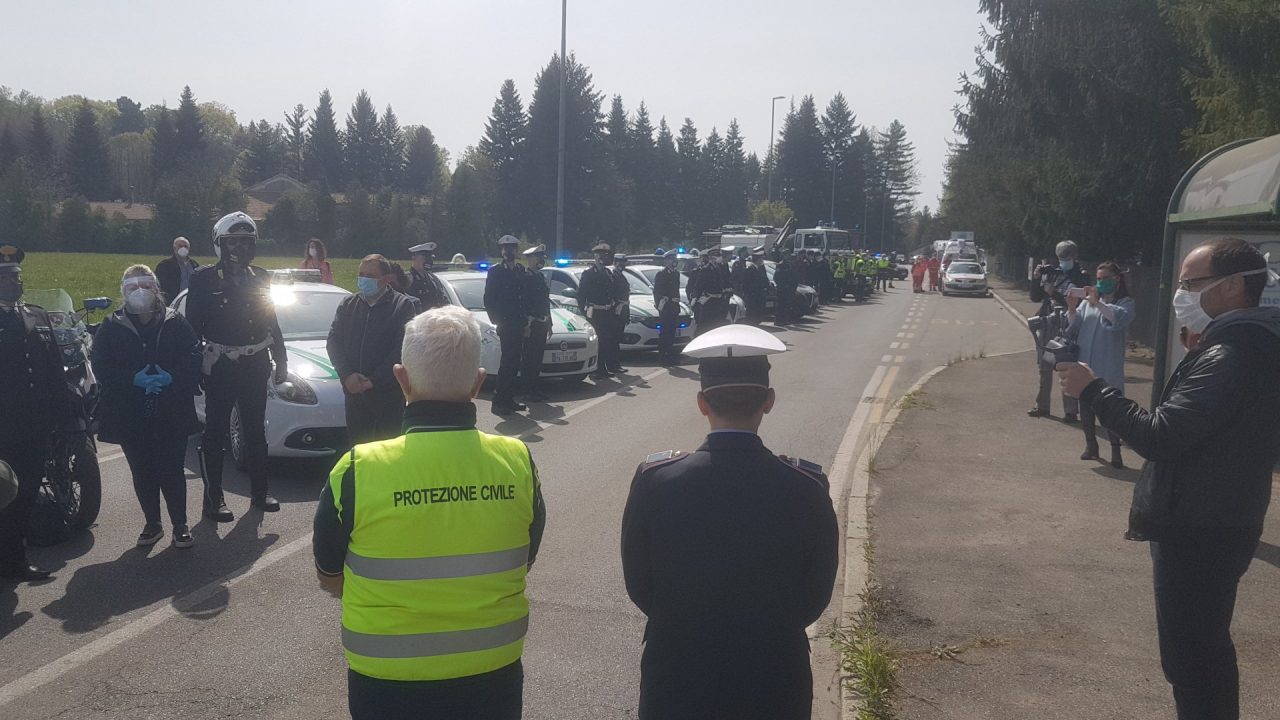 Sirene spiegate davanti al Galmarini: l’abbraccio del territorio a chi lotta contro il Covid VIDEO E FOTO