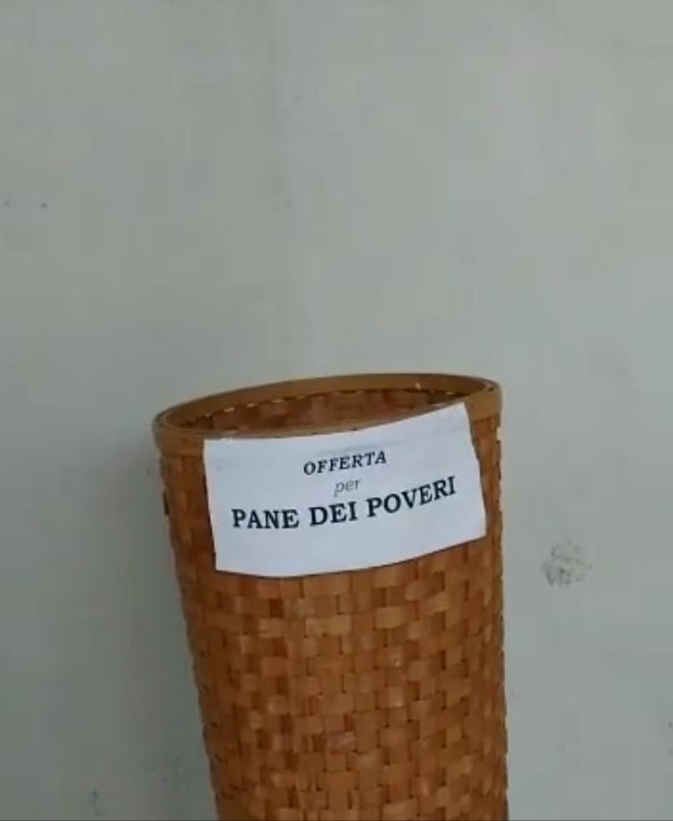 Castiglione Olona, fuori dalla chiesa il cesto solidale