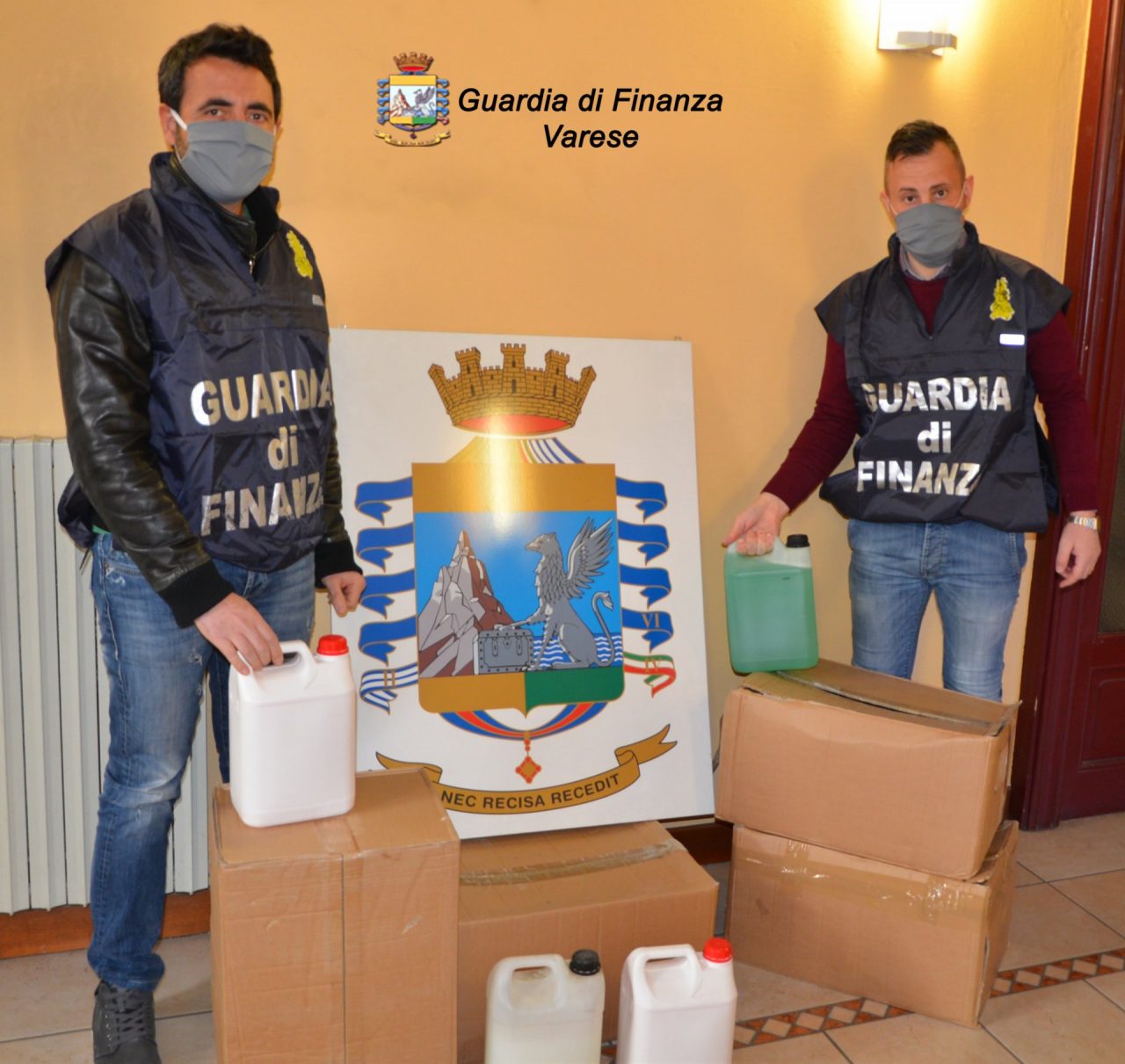 Finto igienizzante sul mercato, 265 litri sequestrati alla Finanza a Busto
