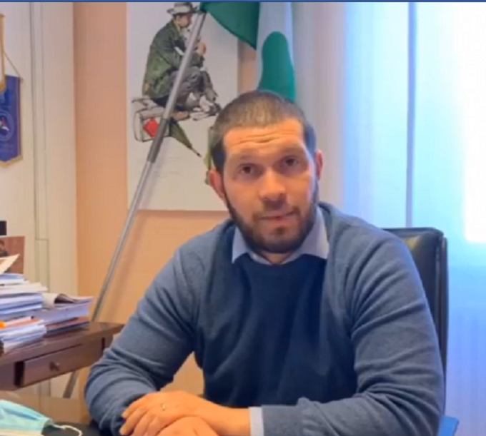 Il sindaco invita a votare per il suo partito “a nome del Comune”: l’opposizione insorge