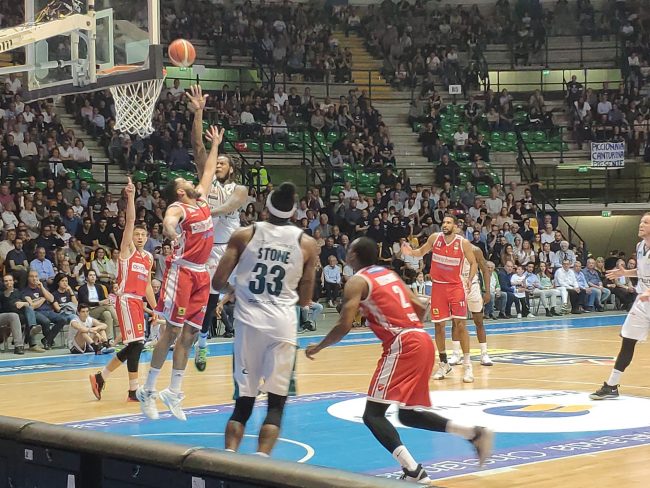 Basket, Varese e Cantù “insieme” contro il virus: #vinciamoloinsieme