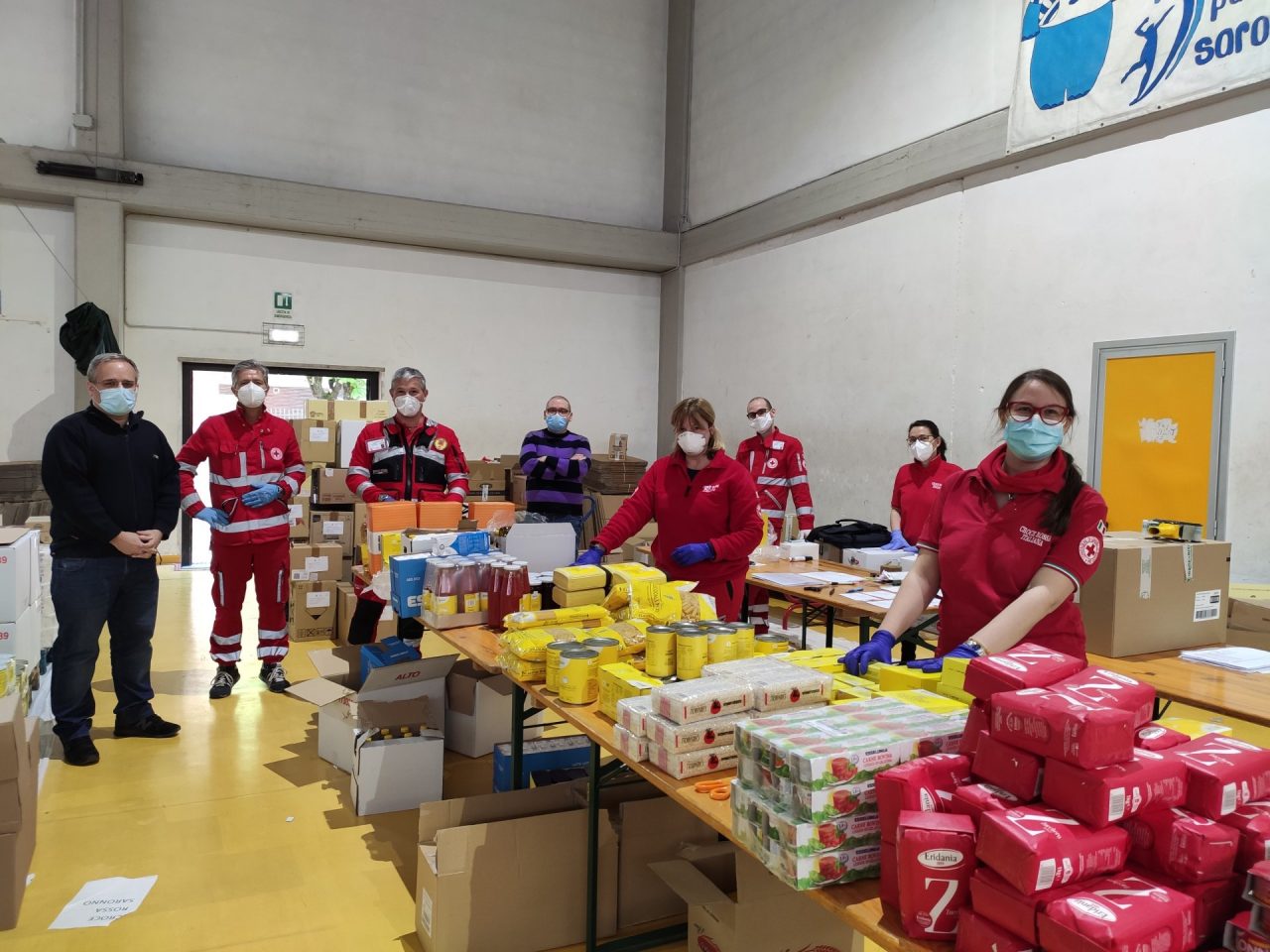Pacchi alimentari per 500 famiglie, a Saronno distribuzione con Cri e Banco Alimentare