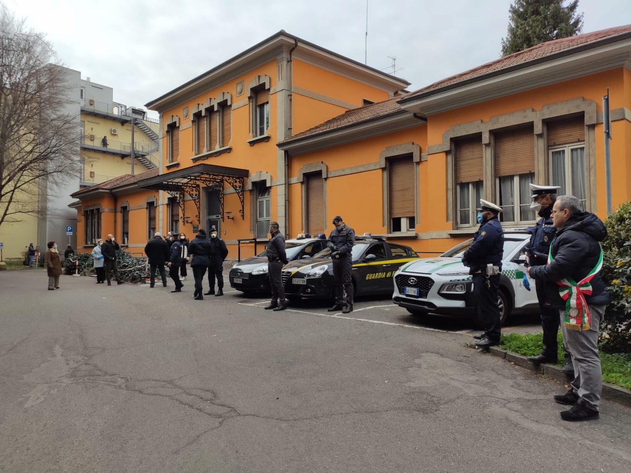L’omaggio dell’Arma a medici e al personale sanitario di Saronno