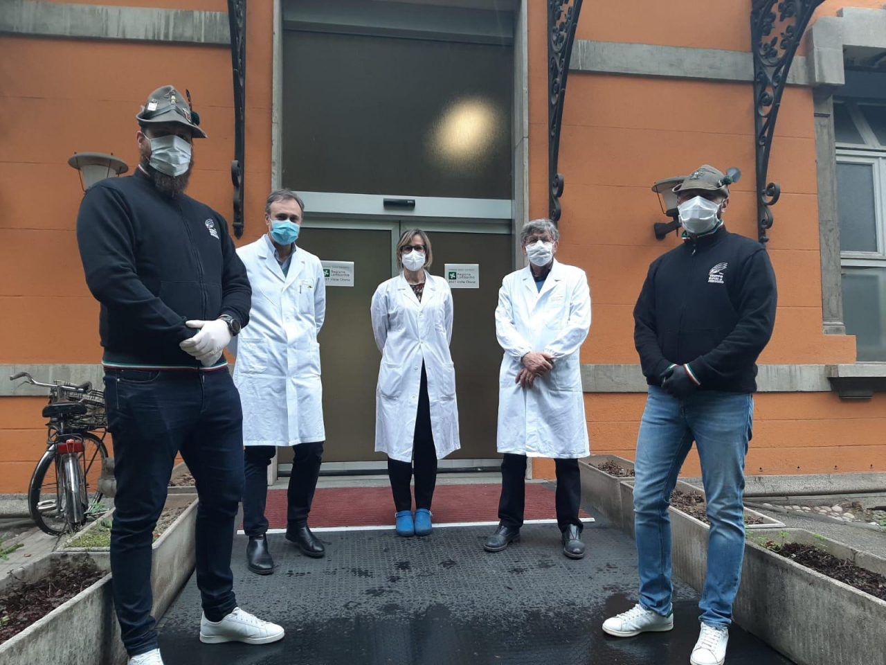 Alpini Saronno donano tute all’ospedale