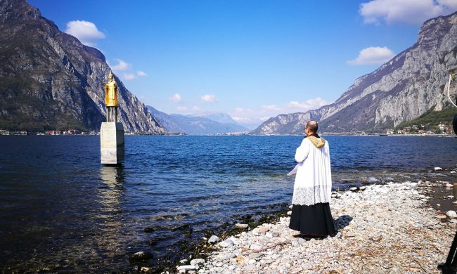 Acqua santa “d’asporto” a Lecco per benedire la propria casa