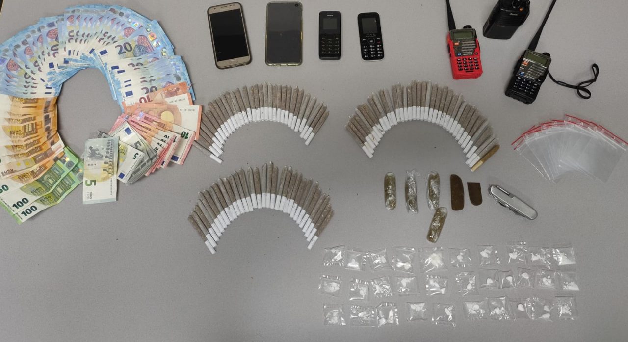 In auto con hashish e coca, a casa tre serre e quasi 100 spinelli: arrestato 50enne di Fagnano