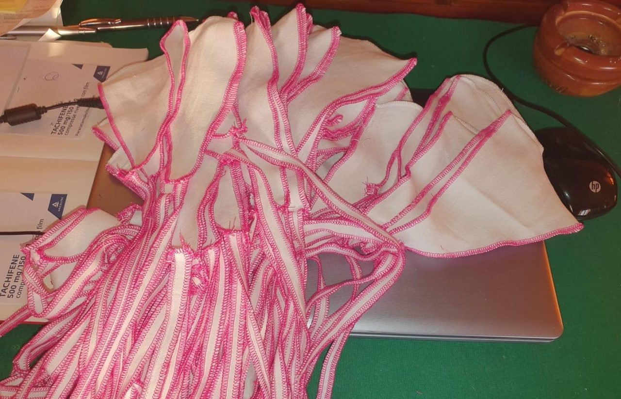 Ogni giorno 20 mascherine “fatte in casa” sul cancello di via San Francesco a Saronno