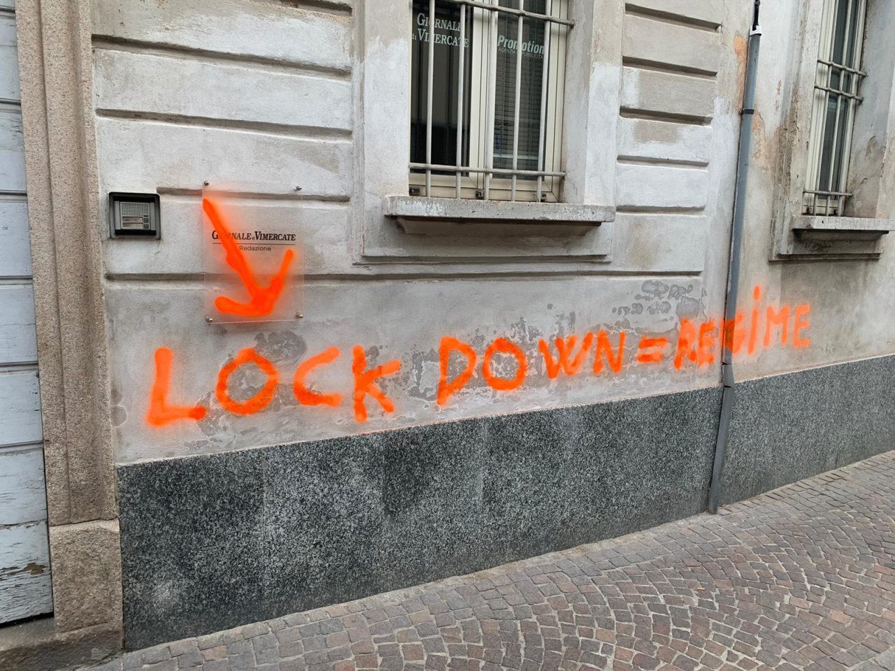 “Basta lockdown!”, blitz notturno degli studenti in Brianza: scritte anche contro un nostro giornale