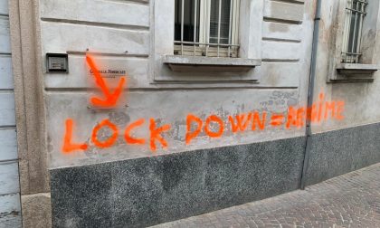 “Basta lockdown!”, blitz notturno degli studenti in Brianza: scritte anche contro un nostro giornale
